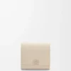 Cartera compacta Anagram con solapa en piel de becerro granulada Light Ghost Cartera compacta Anagram con solapa en piel de becerro granulada Light Ghost