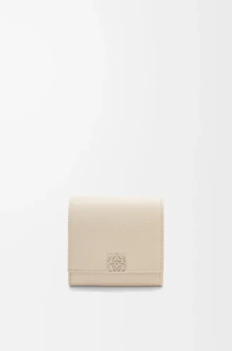 Cartera compacta Anagram con solapa en piel de becerro granulada Light Ghost