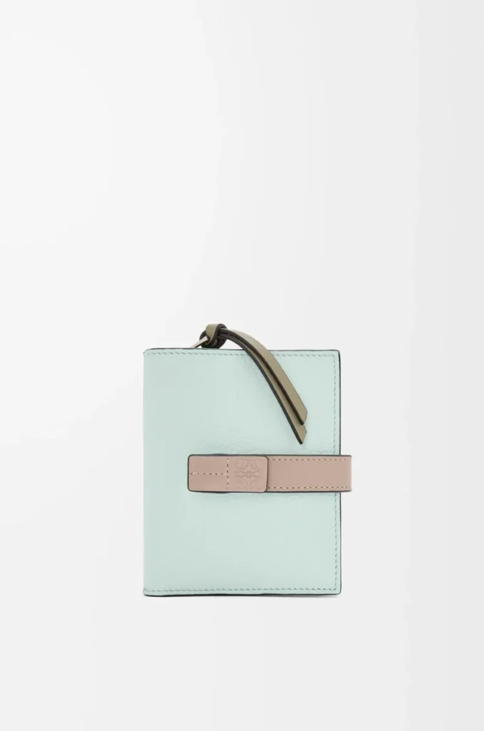 Cartera compacta con cremallera en piel de becerro granulada suave Frozen/Clay Cartera compacta con cremallera en piel de becerro granulada suave Frozen/Clay