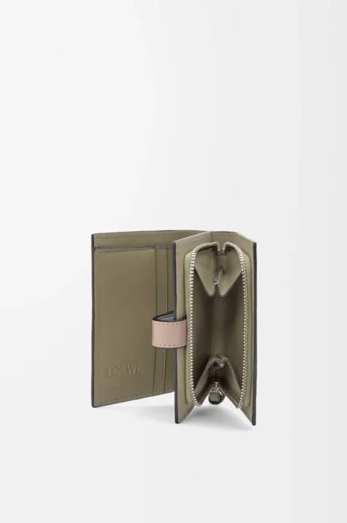 Cartera compacta con cremallera en piel de becerro granulada suave Frozen/Clay Cartera compacta con cremallera en piel de becerro granulada suave Frozen/Clay