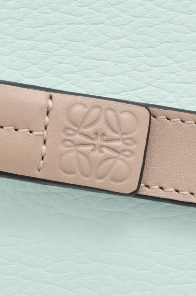 Cartera compacta con cremallera en piel de becerro granulada suave Frozen/Clay Cartera compacta con cremallera en piel de becerro granulada suave Frozen/Clay