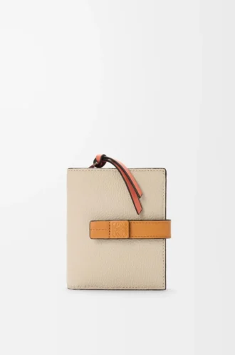 Cartera compacta con cremallera en piel de becerro granulada suave Light Oat/Honey