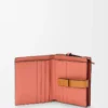 Cartera compacta con cremallera en piel de becerro granulada suave Light Oat/Honey Cartera compacta con cremallera en piel de becerro granulada suave Light Oat/Honey