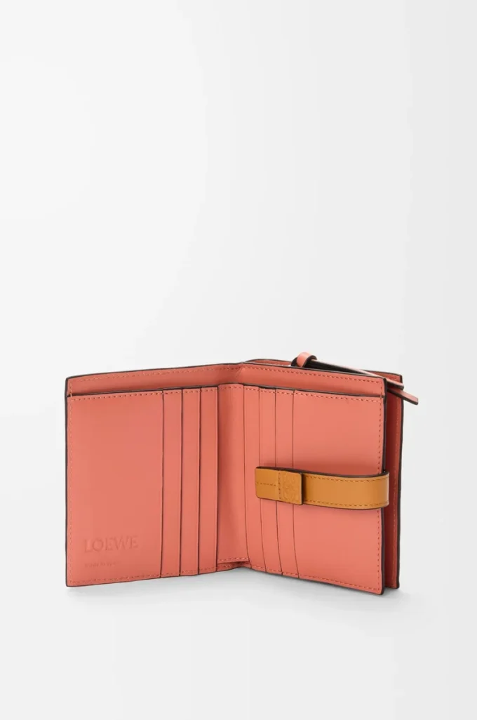 Cartera compacta con cremallera en piel de becerro granulada suave Light Oat/Honey Cartera compacta con cremallera en piel de becerro granulada suave Light Oat/Honey