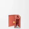 Cartera compacta con cremallera en piel de becerro granulada suave Light Oat/Honey Cartera compacta con cremallera en piel de becerro granulada suave Light Oat/Honey