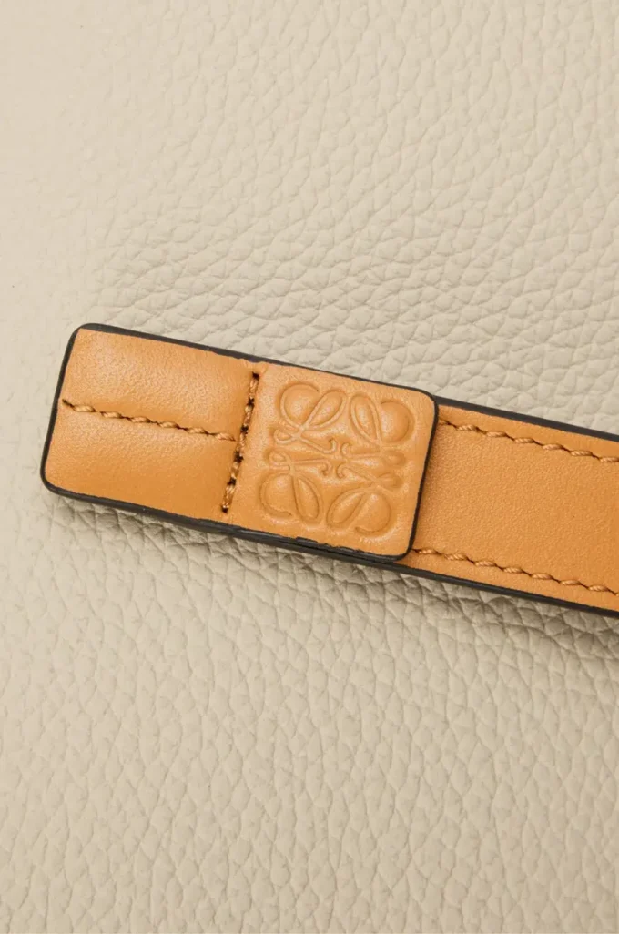 Cartera compacta con cremallera en piel de becerro granulada suave Light Oat/Honey Cartera compacta con cremallera en piel de becerro granulada suave Light Oat/Honey