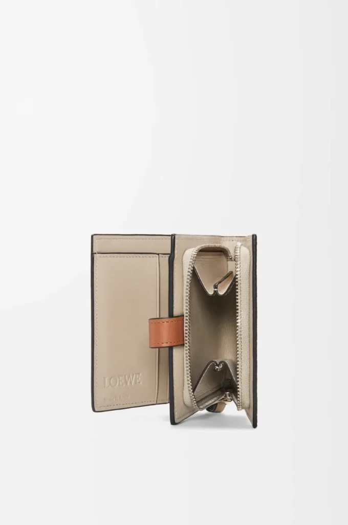 Cartera compacta con cremallera en piel de becerro granulada suave Rosemary/Tan Cartera compacta con cremallera en piel de becerro granulada suave Rosemary/Tan