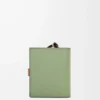 Cartera compacta con cremallera en piel de becerro granulada suave Rosemary/Tan Cartera compacta con cremallera en piel de becerro granulada suave Rosemary/Tan