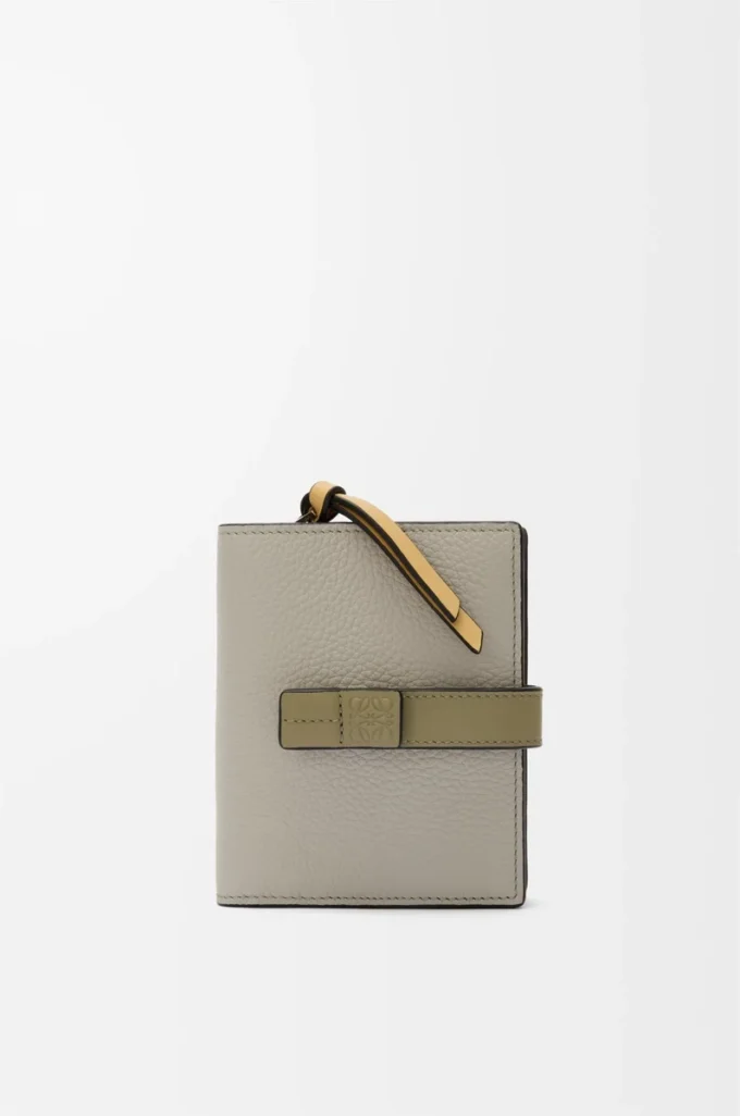 Cartera compacta con cremallera en piel de becerro granulada suave Shell Grey/Eucalyptus Cartera compacta con cremallera en piel de becerro granulada suave Shell Grey/Eucalyptus