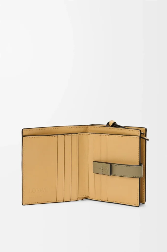 Cartera compacta con cremallera en piel de becerro granulada suave Shell Grey/Eucalyptus Cartera compacta con cremallera en piel de becerro granulada suave Shell Grey/Eucalyptus