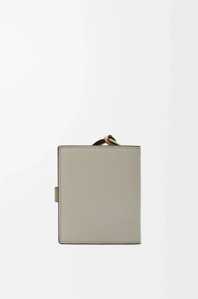 Cartera compacta con cremallera en piel de becerro granulada suave Shell Grey/Eucalyptus Cartera compacta con cremallera en piel de becerro granulada suave Shell Grey/Eucalyptus