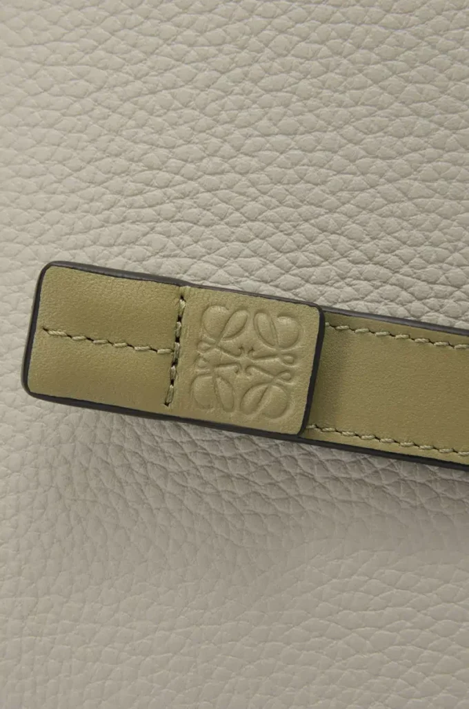 Cartera compacta con cremallera en piel de becerro granulada suave Shell Grey/Eucalyptus Cartera compacta con cremallera en piel de becerro granulada suave Shell Grey/Eucalyptus