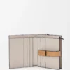 Cartera compacta con cremallera en piel de becerro granulada suave Taupe/Gold Cartera compacta con cremallera en piel de becerro granulada suave Taupe/Gold