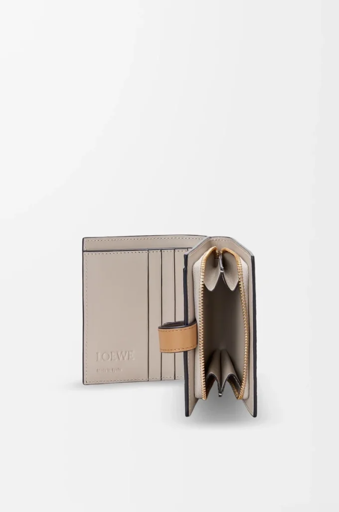 Cartera compacta con cremallera en piel de becerro granulada suave Taupe/Gold Cartera compacta con cremallera en piel de becerro granulada suave Taupe/Gold