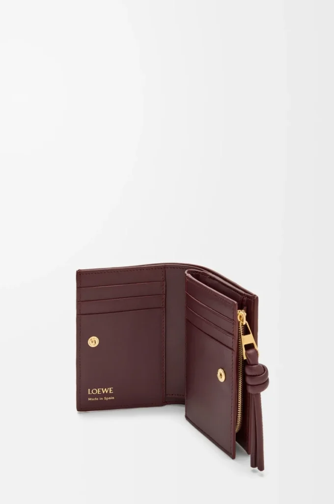 Cartera compacta con nudo en anguila burdeos oscuro Cartera compacta con nudo en anguila burdeos oscuro