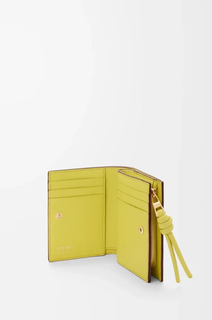 Cartera compacta con nudo en piel de becerro napa brillante Burdeos oscuro/Citrino claro Cartera compacta con nudo en piel de becerro napa brillante Burdeos oscuro/Citrino claro