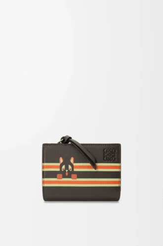 Cartera compacta Futurist Cat en piel de becerro clásica, color marrón oscuro/naranja