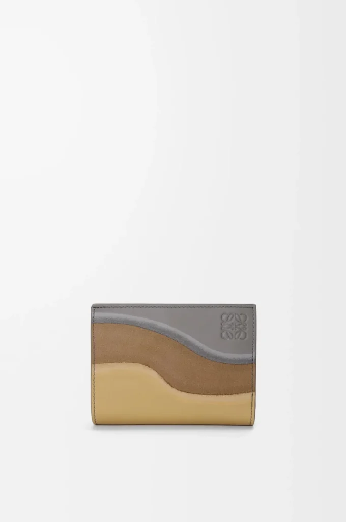 Cartera compacta horizontal de piel de becerro napa Sparkling Grey/Butter