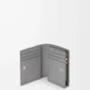 Cartera compacta horizontal de piel de becerro napa Sparkling Grey/Butter