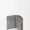 Cartera compacta horizontal de piel de becerro napa Sparkling Grey/Butter