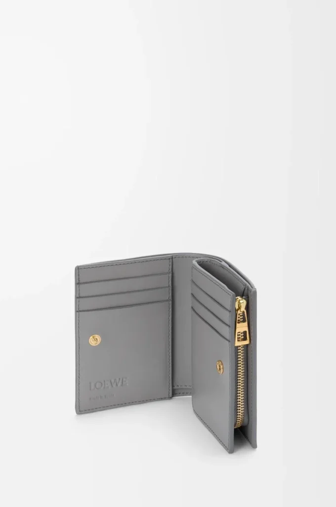 Cartera compacta horizontal de piel de becerro napa Sparkling Grey/Butter