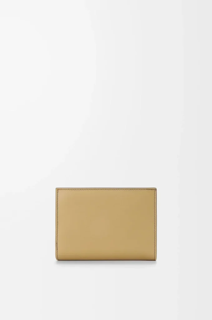 Cartera compacta horizontal de piel de becerro napa Sparkling Grey/Butter