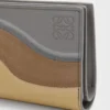 Cartera compacta horizontal de piel de becerro napa Sparkling Grey/Butter