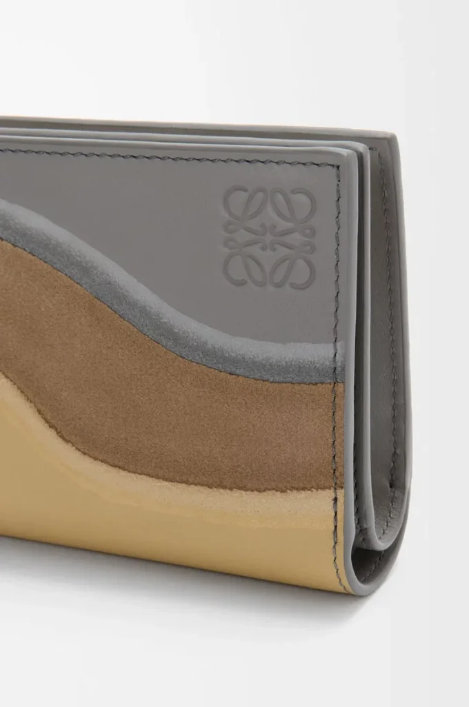 Cartera compacta horizontal de piel de becerro napa Sparkling Grey/Butter
