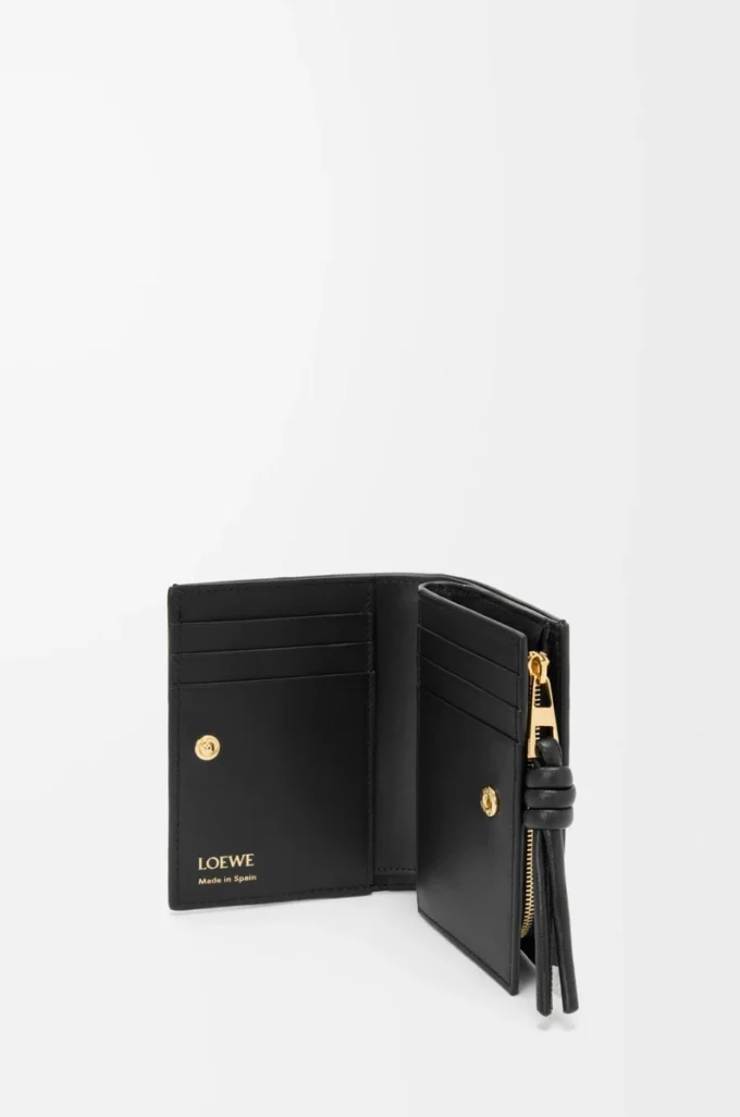 Cartera compacta Knot en piel de anguila negra Cartera compacta Knot en piel de anguila negra