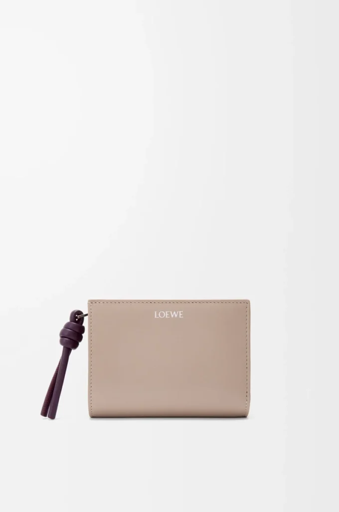 Cartera compacta Knot en piel de becerro napa brillante Clay/Plum Cartera compacta Knot en piel de becerro napa brillante Clay/Plum