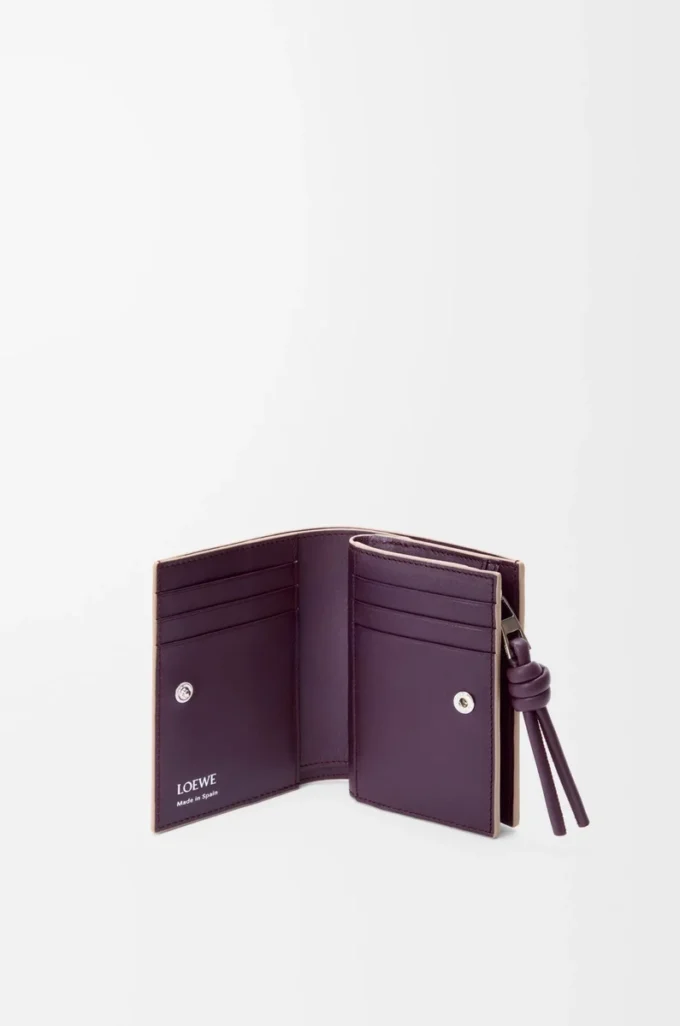 Cartera compacta Knot en piel de becerro napa brillante Clay/Plum Cartera compacta Knot en piel de becerro napa brillante Clay/Plum