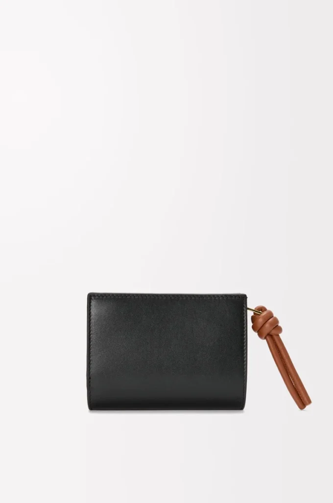 Cartera compacta Knot en piel de becerro napa brillante, color negro/ardilla Cartera compacta Knot en piel de becerro napa brillante, color negro/ardilla