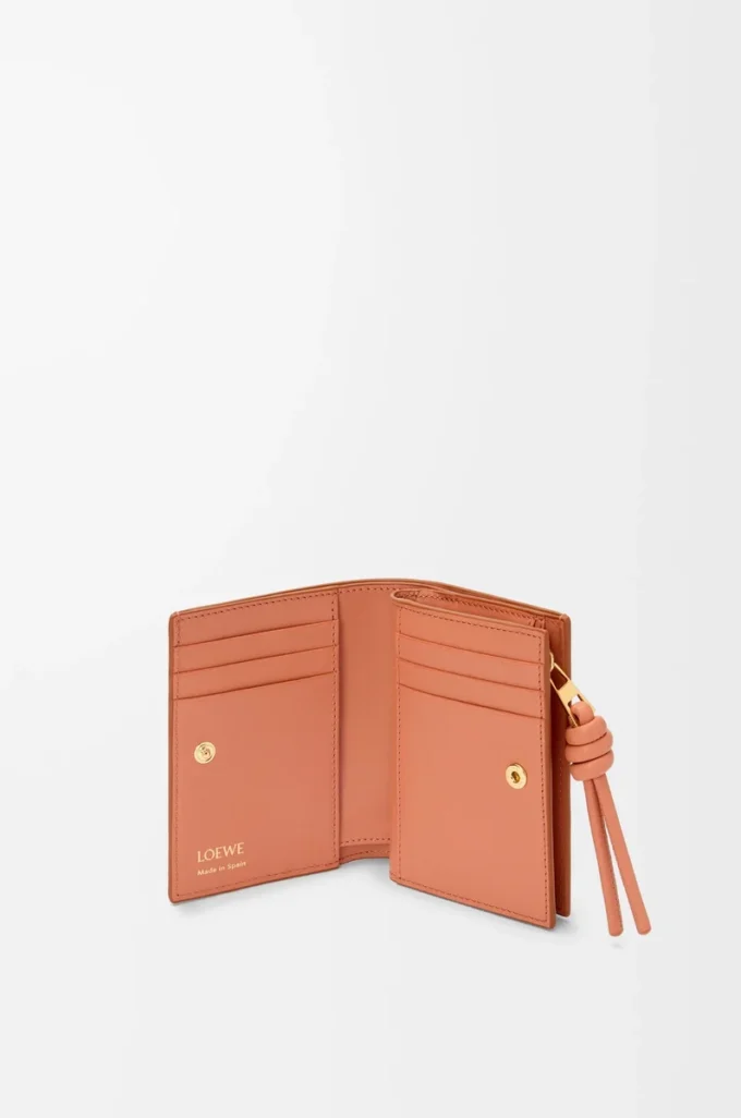 Cartera compacta Knot en piel de becerro napa brillante color tostado/papaya