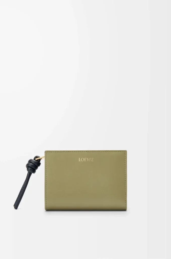 Cartera compacta Knot en piel de becerro napa brillante Eucalyptus/Deep Navy Cartera compacta Knot en piel de becerro napa brillante Eucalyptus/Deep Navy