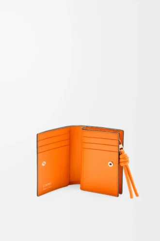 Cartera compacta Knot en piel de becerro napa brillante Negro/Naranja brillante