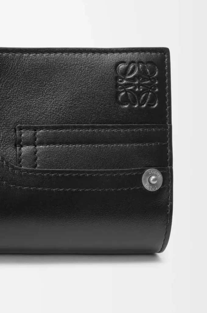 Cartera compacta Panta en piel de becerro brillante, color negro Cartera compacta Panta en piel de becerro brillante, color negro