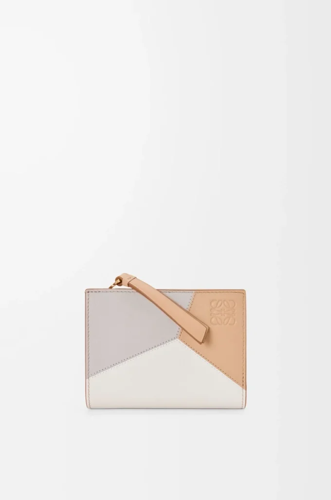 Cartera compacta Puzzle en piel de becerro clásica Ghost/Silky Beige Cartera compacta Puzzle en piel de becerro clásica Ghost/Silky Beige