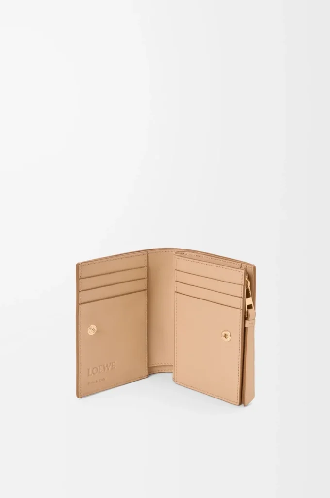 Cartera compacta Puzzle en piel de becerro clásica Ghost/Silky Beige Cartera compacta Puzzle en piel de becerro clásica Ghost/Silky Beige