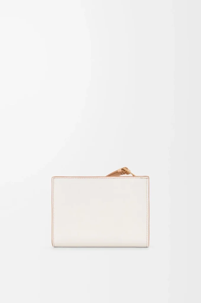 Cartera compacta Puzzle en piel de becerro clásica Ghost/Silky Beige Cartera compacta Puzzle en piel de becerro clásica Ghost/Silky Beige