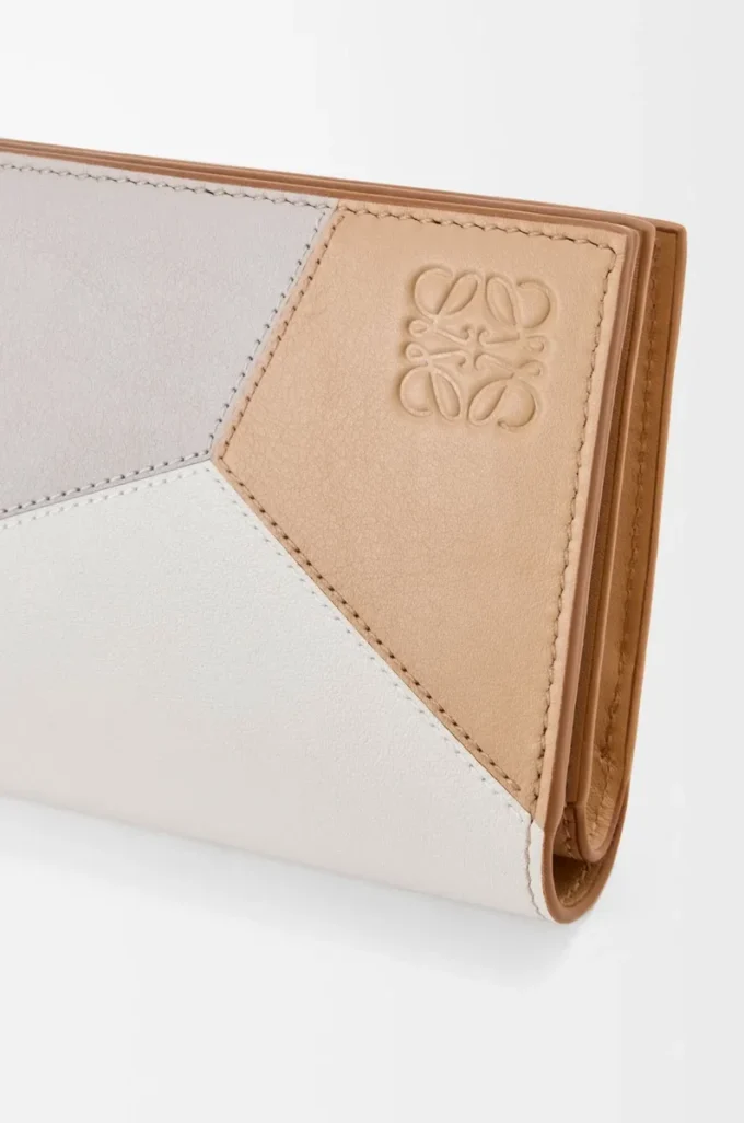 Cartera compacta Puzzle en piel de becerro clásica Ghost/Silky Beige Cartera compacta Puzzle en piel de becerro clásica Ghost/Silky Beige