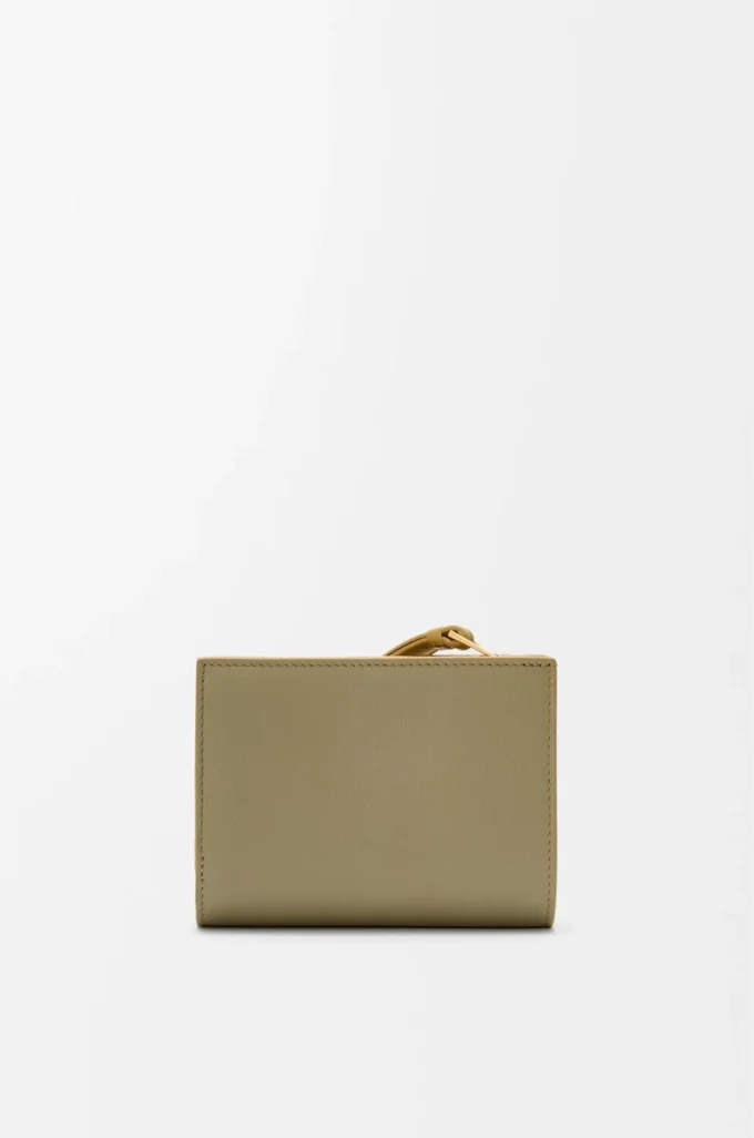 Cartera compacta Puzzle en piel de becerro clásica Ginger/Sea Salt Cartera compacta Puzzle en piel de becerro clásica Ginger/Sea Salt