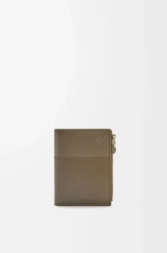 Cartera compacta y delgada en piel de becerro brillante    Verde caqui oscuro/Verde caqui
