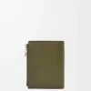 Cartera compacta y delgada en piel de becerro clásica texturizada Dark Khaki Cartera compacta y delgada en piel de becerro clásica texturizada Dark Khaki