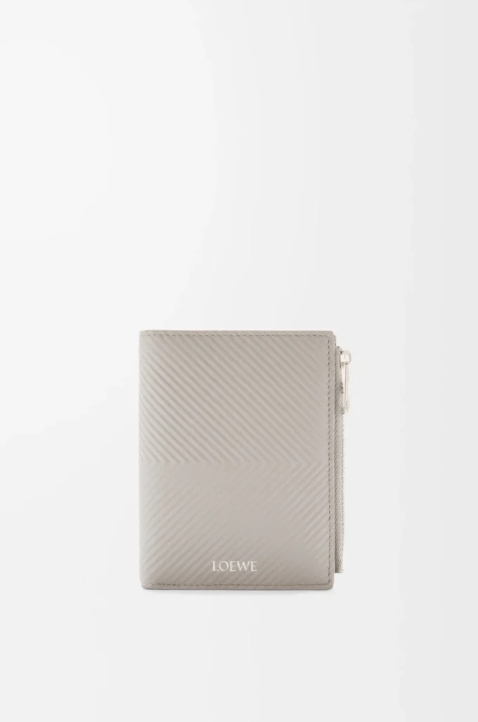 Cartera compacta y delgada en piel de becerro clásica texturizada gris concha Cartera compacta y delgada en piel de becerro clásica texturizada gris concha