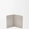 Cartera compacta y delgada en piel de becerro clásica texturizada gris concha Cartera compacta y delgada en piel de becerro clásica texturizada gris concha