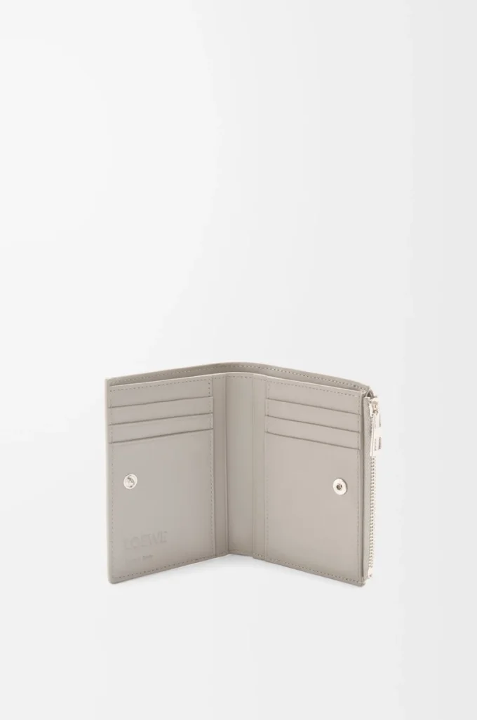 Cartera compacta y delgada en piel de becerro clásica texturizada gris concha Cartera compacta y delgada en piel de becerro clásica texturizada gris concha