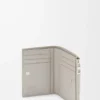 Cartera compacta y delgada en piel de becerro clásica texturizada gris concha Cartera compacta y delgada en piel de becerro clásica texturizada gris concha