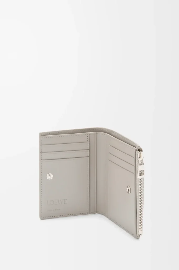 Cartera compacta y delgada en piel de becerro clásica texturizada gris concha Cartera compacta y delgada en piel de becerro clásica texturizada gris concha