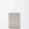 Cartera compacta y delgada en piel de becerro clásica texturizada gris concha Cartera compacta y delgada en piel de becerro clásica texturizada gris concha