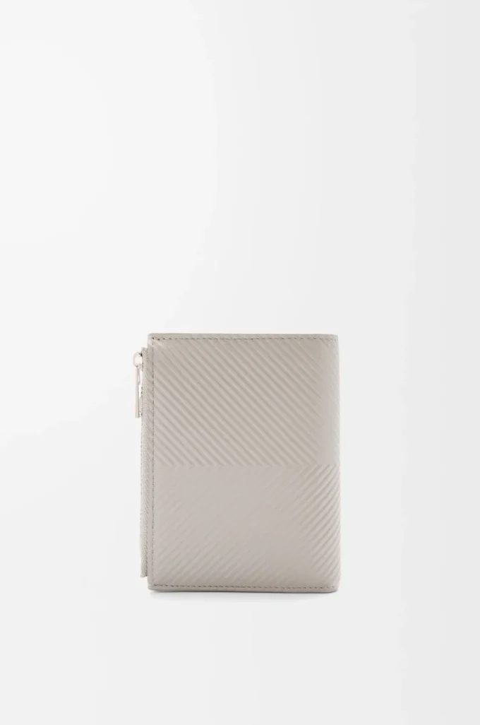 Cartera compacta y delgada en piel de becerro clásica texturizada gris concha Cartera compacta y delgada en piel de becerro clásica texturizada gris concha